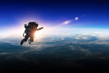 Gezegen yörüngesindeki astronot.