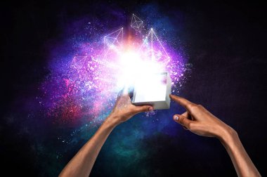 Uçan ethereum cymbols ile küçük bir sihirli kağıt kutu tutan Adam elleri, karışık medya