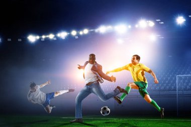 Siyah adam en iyi futbol maçını oynar. Karışık ortam