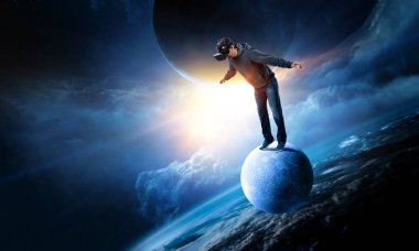 Sanal gerçeklik deneyimi, sanal gerçeklik gözlüklü genç adam.