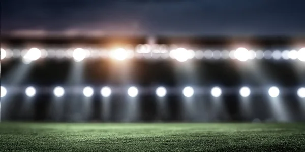 Arène de football de nuit pleine dans les lumières — Photo