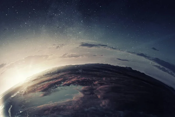 Pianeta orbita con cielo nuvoloso — Foto Stock