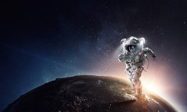 Astronaut in de ruimte in een baan om de planeet. — Stockfoto