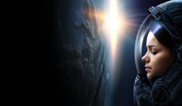 惑星軌道上の宇宙の女性宇宙飛行士. — ストック写真