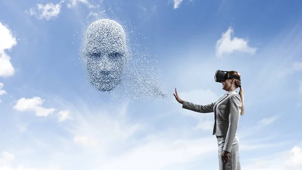Digitaler Kopf, künstliche Intelligenz und virtuelle Realität. Gemischte Medien — Stockfoto