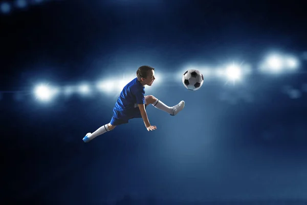 Um pequeno campeão de futebol. Meios mistos — Fotografia de Stock