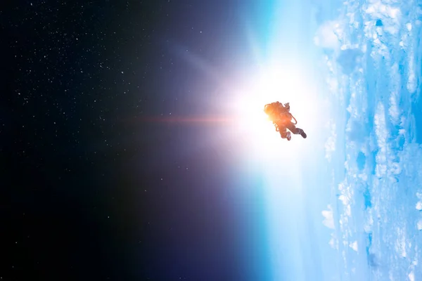 Astronaut i rymddräkt i yttre rymden. Rymdpromenad — Stockfoto