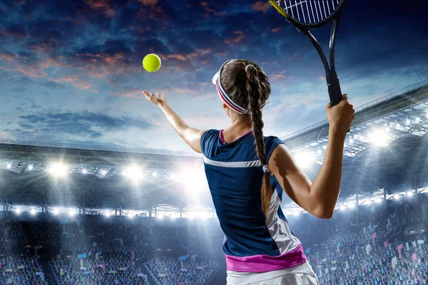 Junge Frau beim Tennisspielen in Aktion. Gemischte Medien — Stockfoto