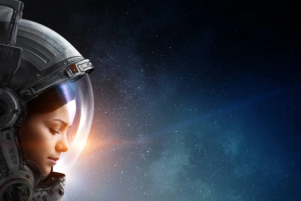 Gezegen yörüngesinde uzayda kadın astronot.