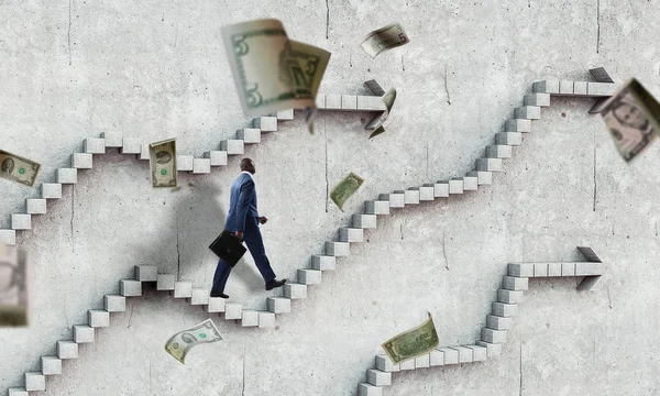 Homme d'affaires noir monter des escaliers en pierre illustrant le développement de carrière et le concept de succès. Techniques mixtes — Photo