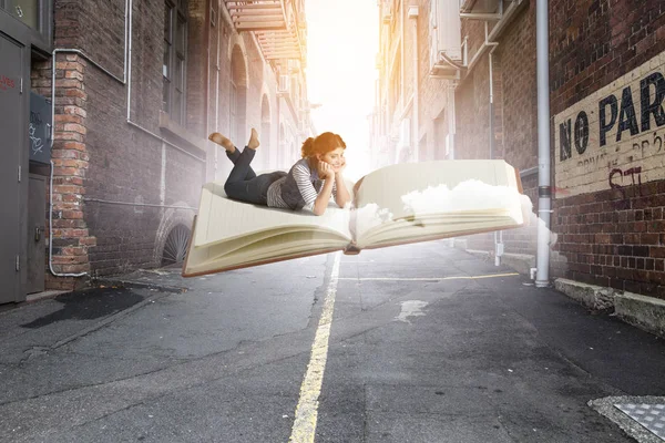 Mujer pequeña con gran concepto de libro —  Fotos de Stock