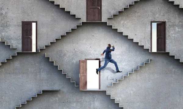 Homme d'affaires noir monter des escaliers en pierre illustrant le développement de carrière et le concept de succès. Techniques mixtes — Photo