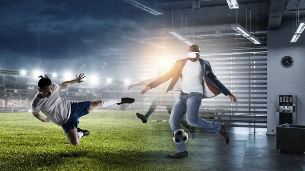 Virtual Reality headset på en svart manlig spelar fotboll — Stockfoto