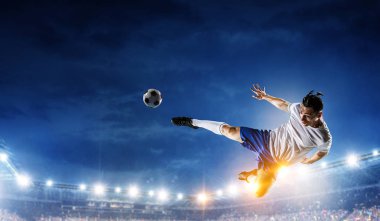 Stadyumdaki futbolcu iş başında. Karışık ortam