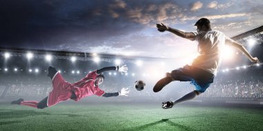 Stadyumdaki futbol oyuncuları iş başında. Karışık ortam
