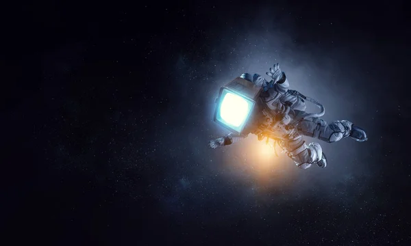 Astronaute avec tête de télévision dans l'espace. Techniques mixtes. — Photo