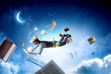 Gülümseyen neşeli genç adam. Karışık ortam