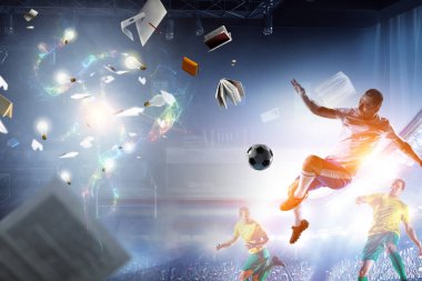 Stadyumdaki futbol oyuncuları iş başında. Karışık ortam