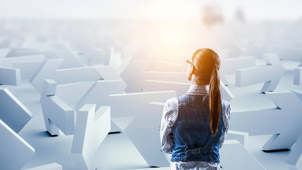 Jonge vrouw en veel pijlen met verschillende richtingen. Gemengde media — Stockfoto