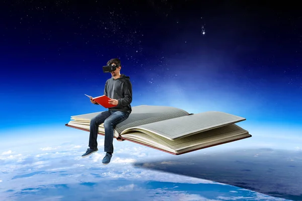 Doświadczenie wirtualnej rzeczywistości, młody człowiek w okularach VR. Media mieszane — Zdjęcie stockowe