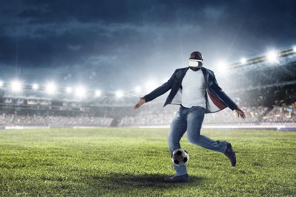 Auriculares de realidad virtual en un hombre negro jugando fútbol. Medios mixtos —  Fotos de Stock