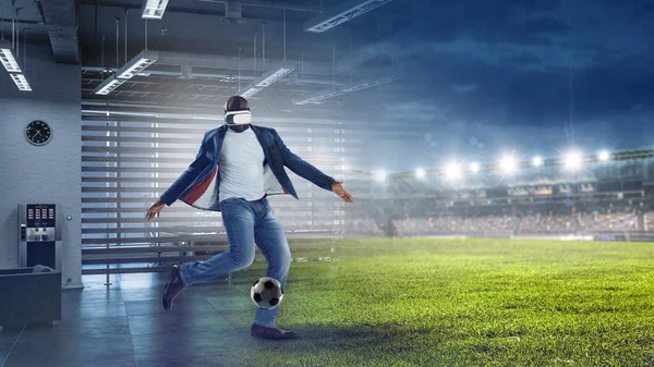 Virtual Reality headset på en svart man som spelar fotboll. Blandade medier — Stockfoto