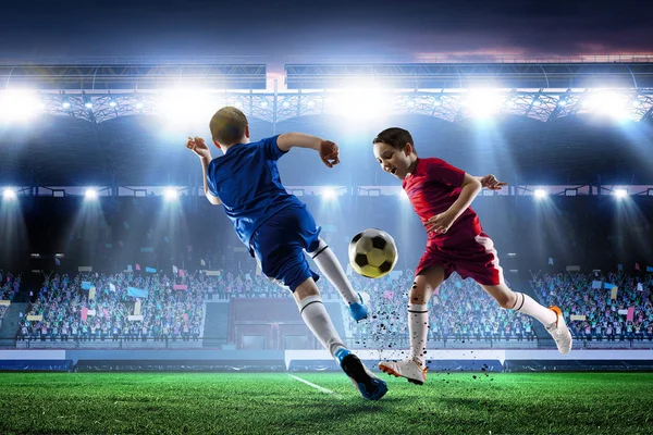 Pequenos campeões de futebol. Meios mistos — Fotografia de Stock