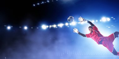 Stadyumdaki futbolcu iş başında. Karışık ortam