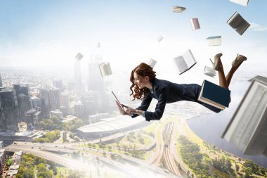 Neşeli, genç ve güzel bir iş kadını. Karışık ortam