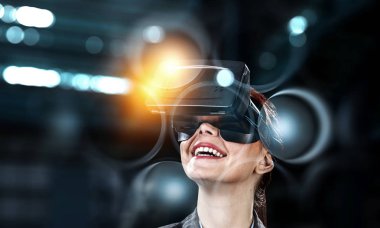 Sanal gerçeklikte genç bir kadın. Karışık ortam