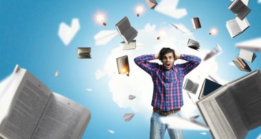 İnsan düşünüyor ve yeni bir fikir arıyor.