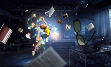 Sevimli mutlu küçük kız atlıyor. Karışık ortam