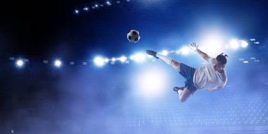 Stadyumdaki futbolcu iş başında. Karışık ortam