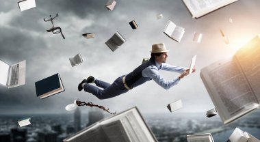 Gülümseyen neşeli genç adam. Karışık ortam