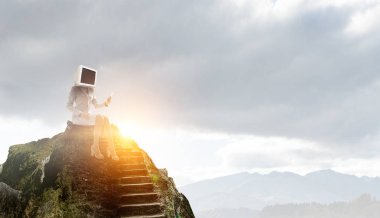 Monitör kafalı kadın. İş verimliliği kavramı. Karışık ortam