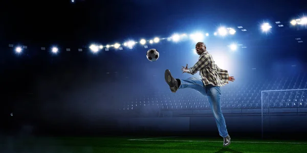 A fekete férfi a legjobb focimeccsét játssza. — Stock Fotó
