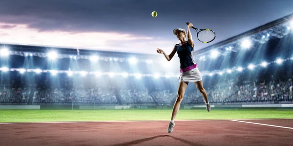 Mujer joven jugando al tenis en acción. Medios mixtos — Foto de Stock