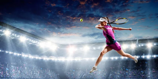 Giovane donna che gioca a tennis in azione. Mezzi misti — Foto Stock