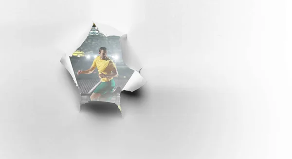 Εφέ τρύπας χαρτιού και ποδοσφαιριστής. Μεικτά μέσα — Φωτογραφία Αρχείου