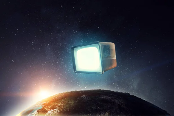 Létající televize ve vesmíru — Stock fotografie