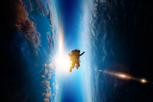 Raumfahrer und Planet, Mensch im Raumfahrtkonzept — Stockfoto