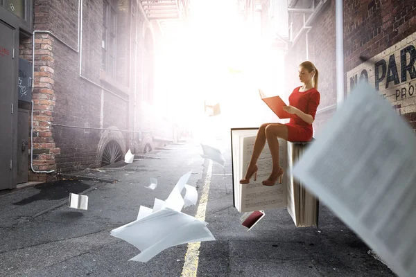 Mujer joven leyendo un libro. Medios mixtos —  Fotos de Stock