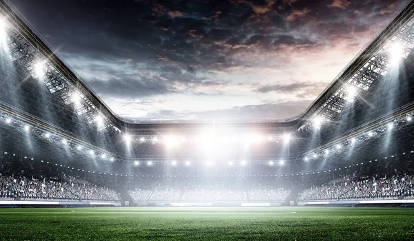Işıklar altında tam gece futbol sahası
