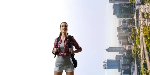 Resande kvinnlig turist med ryggsäck — Stockfoto
