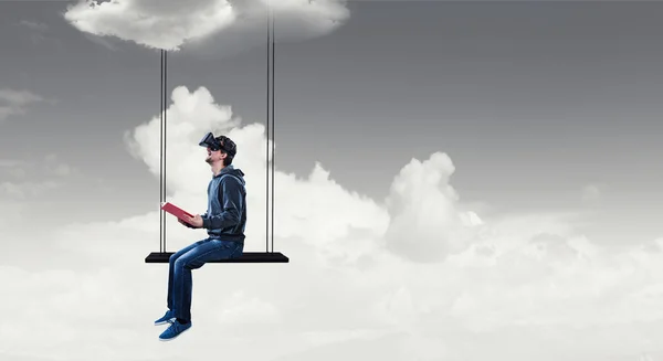 Zkušenost s virtuální realitou, mladý muž ve VR brýlích. Smíšená média — Stock fotografie