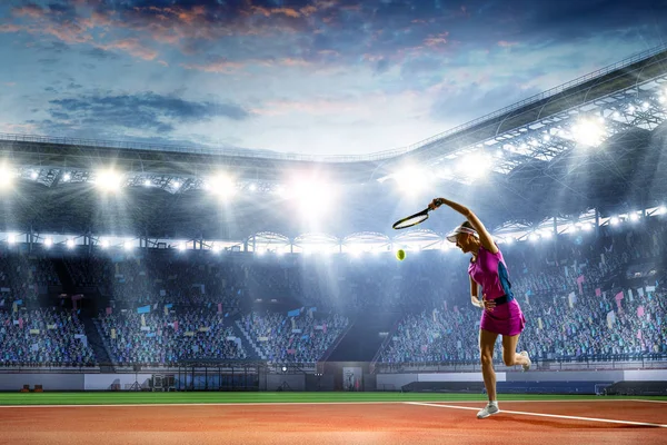 Junge Frau beim Tennisspielen in Aktion. Gemischte Medien — Stockfoto