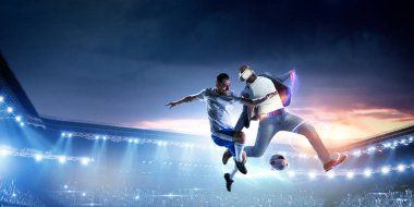 Stadyumdaki futbol oyuncuları iş başında. Karışık ortam