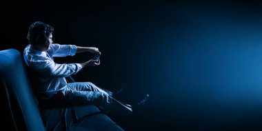 video oyunu oynarken işadamı