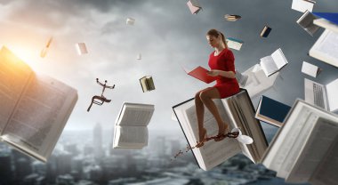 Kitap okuyan genç bir kadın. Karışık ortam