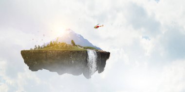 Yaz dağ tepeleri manzara ve bulutlu gökyüzü